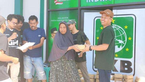 DPC PKB Indramayu Tebar Kebaikan di Momen Iduladha, Ratusan Daging Kurban Dibagikan ke Masyarakat DPC PKB Indramayu Tebar Kebaikan di Momen Iduladha, Ratusan Daging Kurban Dibagikan ke Masyarakat