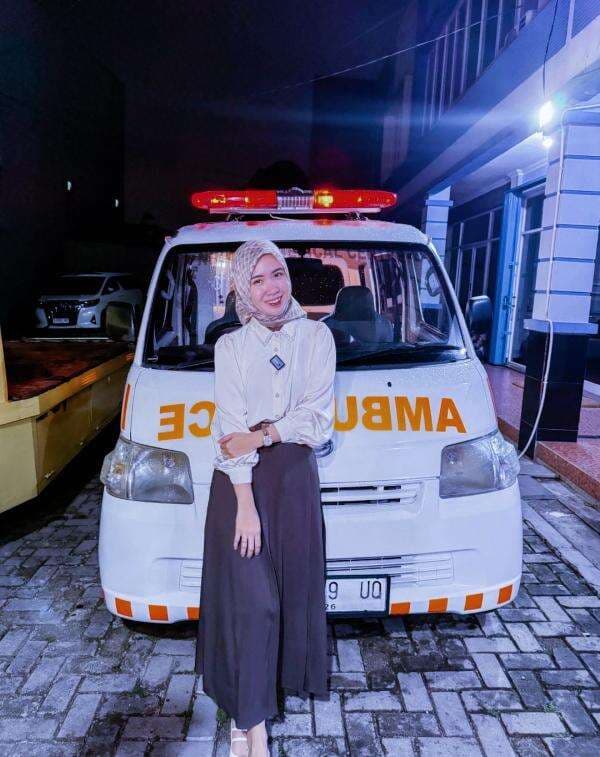 Sosok Bidan Seruni Sumbang Ambulance Demi Turunkan Angka Kematian Ibu dan Anak di Desa Sukamulya Sosok Bidan Seruni Sumbang Ambulance Demi Turunkan Angka Kematian Ibu dan Anak di Desa Sukamulya