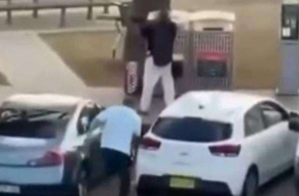 Pria Muslim yang Serang Pelaku Penembakan Komunitas Yahudi di Sydney Ternyata Penjual Buah Pria Muslim yang Serang Pelaku Penembakan Komunitas Yahudi di Sydney Ternyata Penjual Buah