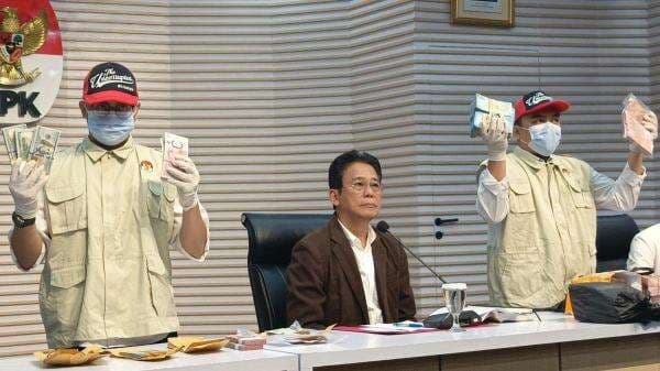 KPK Amankan Uang Rp1,6 Miliar Terkait OTT Gubernur Riau Abdul Wahid, Ini Penampakannya! KPK Amankan Uang Rp1,6 Miliar Terkait OTT Gubernur Riau Abdul Wahid, Ini Penampakannya!