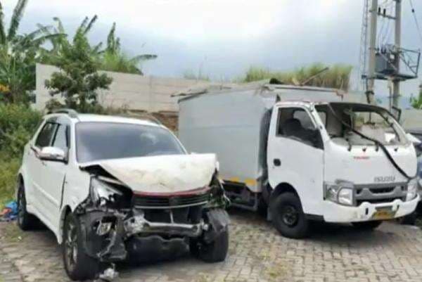 Kecelakaan Truk Boks Tabrak Minibus hingga Terguling di Tol Malang, 3 Luka-Luka Kecelakaan Truk Boks Tabrak Minibus hingga Terguling di Tol Malang, 3 Luka-Luka