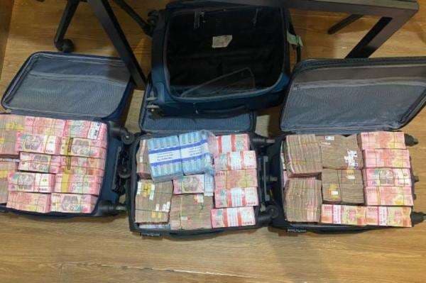 4 Penumpang Fery Tujuan Singapura Diamankan Polisi di Batam, Bawa Uang Tunai Rp7,7 Miliar 4 Penumpang Fery Tujuan Singapura Diamankan Polisi di Batam, Bawa Uang Tunai Rp7,7 Miliar