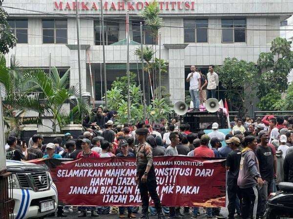MK Didemo Massa Terkait Polemik Ijazah Arsul Sani MK Didemo Massa Terkait Polemik Ijazah Arsul Sani