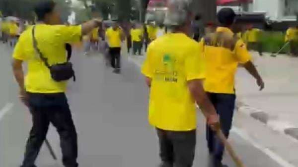 Musda Golkar Sumut di Medan Diwarnai Kericuhan, Massa Mengamuk Bawa Kayu Musda Golkar Sumut di Medan Diwarnai Kericuhan, Massa Mengamuk Bawa Kayu