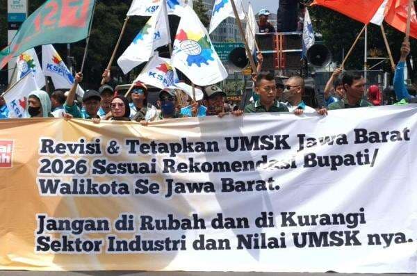 Massa Buruh Demo di Monas, Tuntut Dedi Mulyadi Revisi UMSK Jabar 2026 Massa Buruh Demo di Monas, Tuntut Dedi Mulyadi Revisi UMSK Jabar 2026