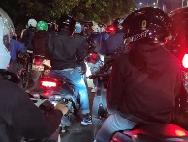 Cerita Warga Terjebak Macet Horor di Jakarta Malam Ini, Waktu Tempuh Menteng-Kebayoran 2 Jam Cerita Warga Terjebak Macet Horor di Jakarta Malam Ini, Waktu Tempuh Menteng-Kebayoran 2 Jam