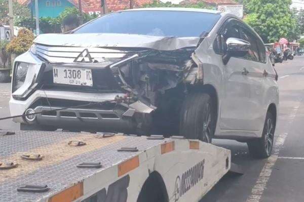 Kecelakaan di Lumajang, Mobil Kades Tabrak Pemotor Berboncengan Tewaskan 1 Orang Kecelakaan di Lumajang, Mobil Kades Tabrak Pemotor Berboncengan Tewaskan 1 Orang