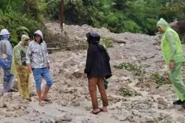 Longsor di Tapsel, Jalinsum Sipirok-Tapanuli Utara Lumpuh Total! Longsor di Tapsel, Jalinsum Sipirok-Tapanuli Utara Lumpuh Total!
