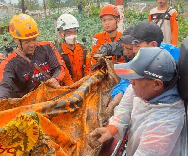 Korban Tewas Longsor Cisarua Bertambah Jadi 9 Orang Korban Tewas Longsor Cisarua Bertambah Jadi 9 Orang