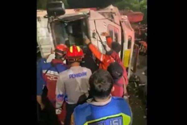 Kronologi Kecelakaan Truk Terguling di Flyover Jatingaleh Semarang, Sopir Diduga Ugal-ugalan Kronologi Kecelakaan Truk Terguling di Flyover Jatingaleh Semarang, Sopir Diduga Ugal-ugalan