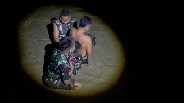 Terjang Derasnya Arus Sungai, Prajurit Yonif 131/Braja Sakti Selamatkan Lansia di Perbatasan Papua Terjang Derasnya Arus Sungai, Prajurit Yonif 131/Braja Sakti Selamatkan Lansia di Perbatasan Papua