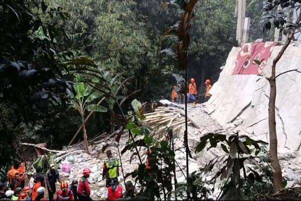 Kronologi Musala di Bogor Ambruk Tewaskan 3 Orang, Petugas Cek Korban Tertimbun Kronologi Musala di Bogor Ambruk Tewaskan 3 Orang, Petugas Cek Korban Tertimbun