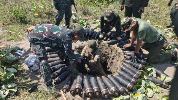 Kadispenad Ungkap Detik-Detik Ledakan Tragis di Garut, Tim Sedang Menyusun Detonator di Dalam Lubang Kadispenad Ungkap Detik-Detik Ledakan Tragis di Garut, Tim Sedang Menyusun Detonator di Dalam Lubang