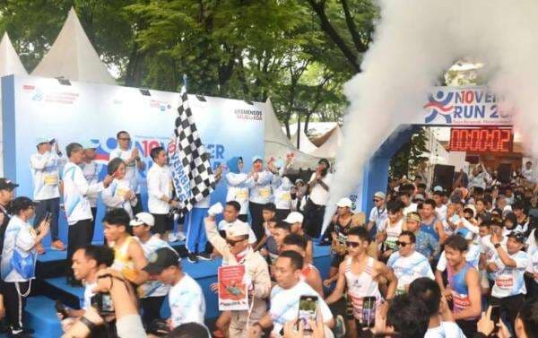 Momen Seskab Teddy Lepas 4.000 Peserta November Run, Diikuti Keluarga Pahlawan Nasional Momen Seskab Teddy Lepas 4.000 Peserta November Run, Diikuti Keluarga Pahlawan Nasional