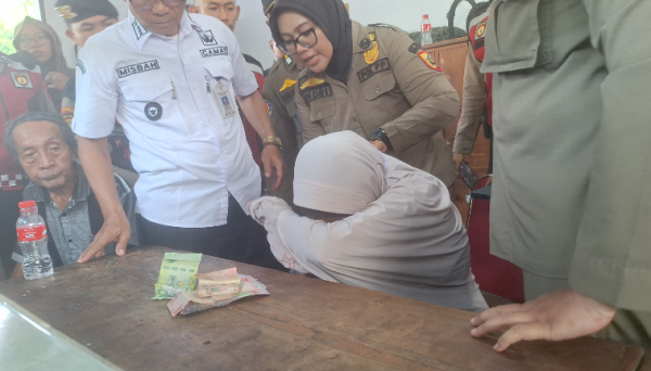 Miris! Rombongan Penjemput Jemaah Haji di Pemalang Kena Copet, Ternyata Pelakunya Perempuan Miris! Rombongan Penjemput Jemaah Haji di Pemalang Kena Copet, Ternyata Pelakunya Perempuan