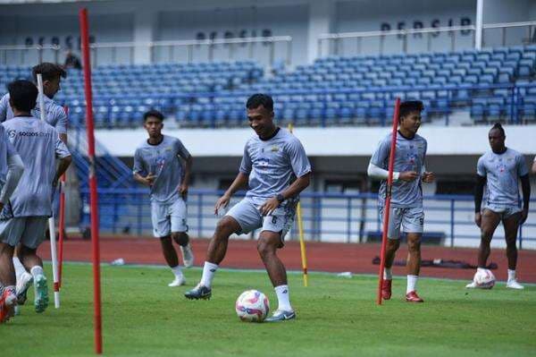 Hadapi Persis Solo, Pelatih Persib Pastikan Kebugaran Robi Darwis dan Kakang Baik Hadapi Persis Solo, Pelatih Persib Pastikan Kebugaran Robi Darwis dan Kakang Baik
