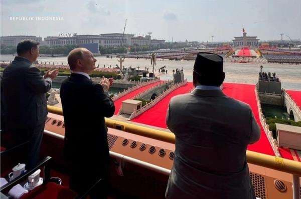 Prabowo, Putin dan Xi Jinping Saksikan Parade Militer di China, Kompak Tepuk Tangan Prabowo, Putin dan Xi Jinping Saksikan Parade Militer di China, Kompak Tepuk Tangan