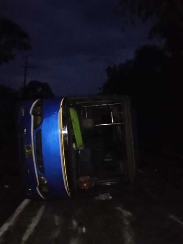Kecelakaan Bus di Turunan Banjar Masin: Penumpang Histeris, Korban Bergelimpangan Ditolong Warga Kecelakaan Bus di Turunan Banjar Masin: Penumpang Histeris, Korban Bergelimpangan Ditolong Warga