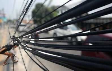 Satgas Gabungan Potong Paksa Kabel Internet Ilegal dan Dipasang Sembarangan di Ponorogo Satgas Gabungan Potong Paksa Kabel Internet Ilegal dan Dipasang Sembarangan di Ponorogo