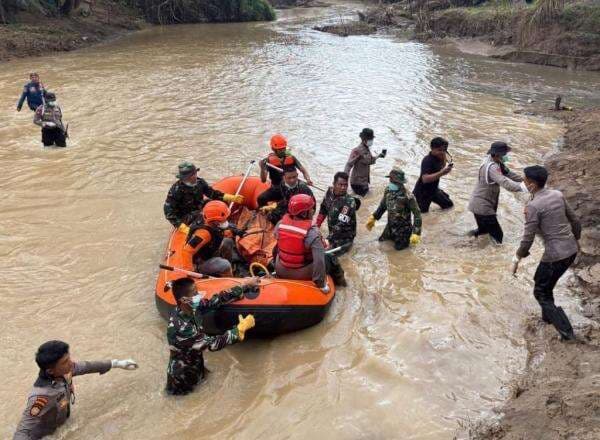 Polisi di Garis Depan Bencana: Bertaruh Nyawa, Membawa Harapan Polisi di Garis Depan Bencana: Bertaruh Nyawa, Membawa Harapan