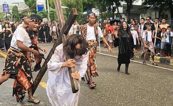 Ribuan Umat Kristiani Padati Jalanan Waingapu dalam Jalan Kemenangan Salib dan Pawai Paskah Ribuan Umat Kristiani Padati Jalanan Waingapu dalam Jalan Kemenangan Salib dan Pawai Paskah