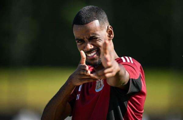 Dikonfirmasi Fabrizio Romano, Alexander Isak Gabung Liverpool dan Bakal Pecahkan Rekor Transfer Liga Inggris! Dikonfirmasi Fabrizio Romano, Alexander Isak Gabung Liverpool dan Bakal Pecahkan Rekor Transfer Liga Inggris!