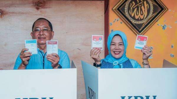Didampingi Suami dan Para Kyai, Nurul Azizah Nyoblos di Desa Sumbertlaseh Didampingi Suami dan Para Kyai, Nurul Azizah Nyoblos di Desa Sumbertlaseh