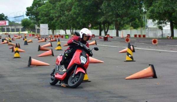 Motor Listrik Termurah Honda, Menjajal Kegesitan ICON e: Motor Listrik Termurah Honda, Menjajal Kegesitan ICON e: