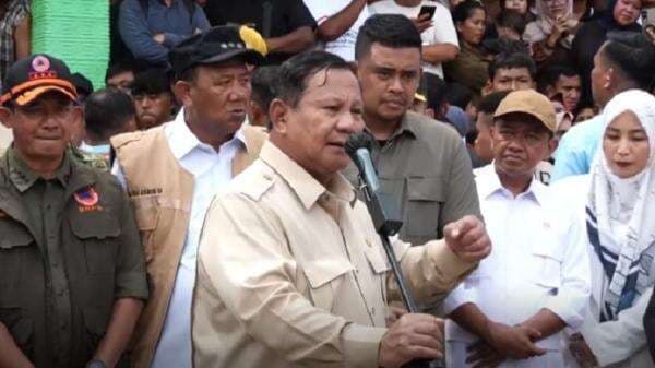 Temui Pengungsi Bencana di Langkat, Prabowo: Kalian Keluarga Tak Akan Kami Tinggalkan Temui Pengungsi Bencana di Langkat, Prabowo: Kalian Keluarga Tak Akan Kami Tinggalkan
