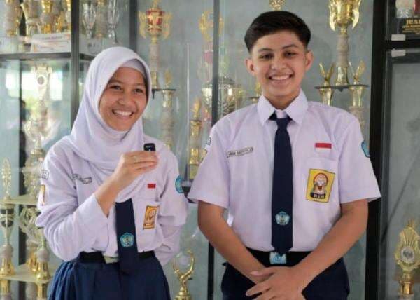 Momen Tak Terlupakan 2 Siswa SMPN 4 Kota Bekasi Terpilih Duduk di Samping Prabowo Momen Tak Terlupakan 2 Siswa SMPN 4 Kota Bekasi Terpilih Duduk di Samping Prabowo