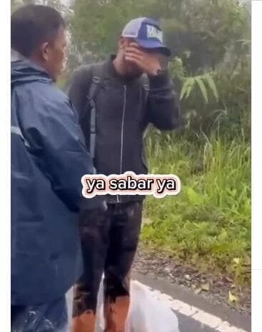 Kisah Sedih Seorang Ayah Jalan Puluhan KM demi Mencari Keluarganya yang Hilang Diterjang Banjir Sibolga Kisah Sedih Seorang Ayah Jalan Puluhan KM demi Mencari Keluarganya yang Hilang Diterjang Banjir Sibolga