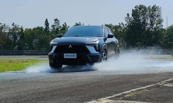 Jalan Licin, Ini Mode Berkendara Disarankan pada Mitsubishi Xforce agar Aman Jalan Licin, Ini Mode Berkendara Disarankan pada Mitsubishi Xforce agar Aman