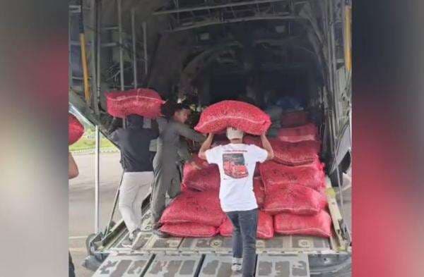 Pesawat TNI AU Bantu Petani Aceh Terdampak Bencana, Kirim 14 Ton Cabai ke Medan Pesawat TNI AU Bantu Petani Aceh Terdampak Bencana, Kirim 14 Ton Cabai ke Medan
