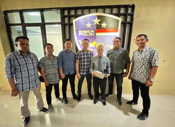 Tim Hukum Pasangan Tina-Yuki Laporkan 2 Akun Medsos ke Polda Sulbar Tim Hukum Pasangan Tina-Yuki Laporkan 2 Akun Medsos ke Polda Sulbar