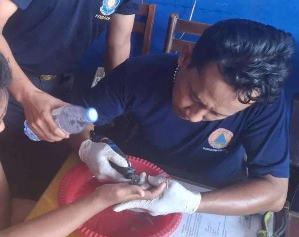 Detik-detik Menegangkan Pelepasan Cincin di Jari Pelajar Jombang, Dipotong Pakai Gerinda Detik-detik Menegangkan Pelepasan Cincin di Jari Pelajar Jombang, Dipotong Pakai Gerinda