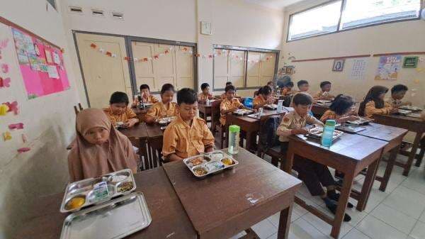 Program Makan Bergizi Gratis Mulai Diujicobakan di SD Kepatihan Wetan Surakarta Program Makan Bergizi Gratis Mulai Diujicobakan di SD Kepatihan Wetan Surakarta