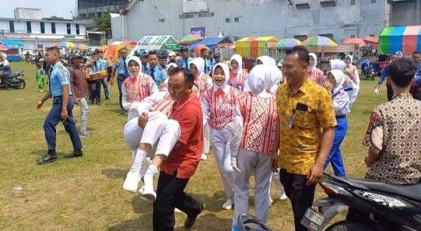 Insiden Memilukan Gerak Jalan HUT ke 80 RI di Mojoagung Jombang, Puluhan Pelajar Jatuh Pingsan Insiden Memilukan Gerak Jalan HUT ke 80 RI di Mojoagung Jombang, Puluhan Pelajar Jatuh Pingsan