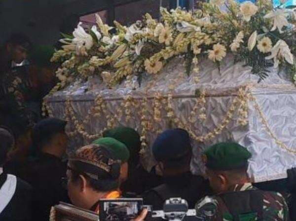 Penuh Haru, Ribuan Warga Solo Lepas Kepergian Jenazah Sinuhun PB XIII ke Imogiri Penuh Haru, Ribuan Warga Solo Lepas Kepergian Jenazah Sinuhun PB XIII ke Imogiri