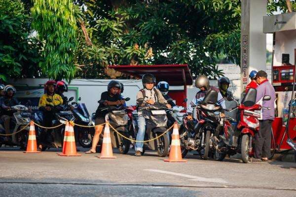 Masyarakat RI Kini Serbu Pertalite Usai Harga Pertamax Naik Jadi Rp16.250 per Liter Masyarakat RI Kini Serbu Pertalite Usai Harga Pertamax Naik Jadi Rp16.250 per Liter