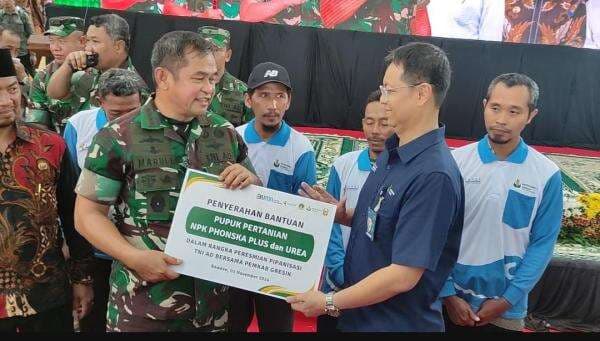 Dukung Pertanian Bawean, Petrokimia Gresik Serahkan 1 Ton Pupuk dalam Program Pipanisasi TNI AD Dukung Pertanian Bawean, Petrokimia Gresik Serahkan 1 Ton Pupuk dalam Program Pipanisasi TNI AD