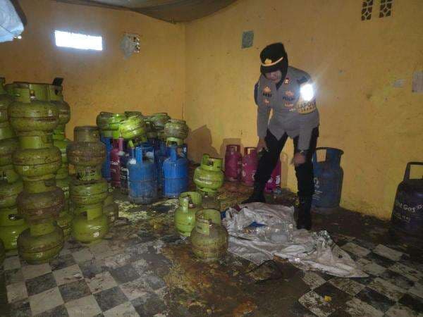 Polisi Gerebek Gudang Pengoplosan Elpiji Ilegal di Dramaga Kabupaten Bogor Polisi Gerebek Gudang Pengoplosan Elpiji Ilegal di Dramaga Kabupaten Bogor