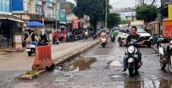 Jalan Pertigaan Pasar Malingping Lebak Berlubang, Pengguna Jalan Mengeluh Jalan Pertigaan Pasar Malingping Lebak Berlubang, Pengguna Jalan Mengeluh