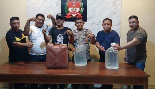 Puluhan Liter Miras Cap Tikus Disita di Pelabuhan Manado, Hendak DIselundupkan Dalam Dus Air Mineral Puluhan Liter Miras Cap Tikus Disita di Pelabuhan Manado, Hendak DIselundupkan Dalam Dus Air Mineral