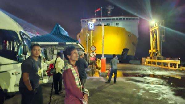 Cuaca buruk Mobil Truk Tertunda penyeberangan Merak-Bakauheni sampai 9Jam Cuaca buruk Mobil Truk Tertunda penyeberangan Merak-Bakauheni sampai 9Jam