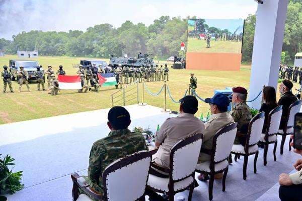 Momen Prabowo dan Raja Abdullah II Saksikan Demonstrasi TNI–Angkatan Bersenjata Yordania Momen Prabowo dan Raja Abdullah II Saksikan Demonstrasi TNI–Angkatan Bersenjata Yordania