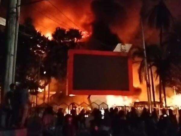 Demo Rusuh Massa Bakar Gedung DPRD Makassar, 4 Orang Dilaporkan Tewas Demo Rusuh Massa Bakar Gedung DPRD Makassar, 4 Orang Dilaporkan Tewas
