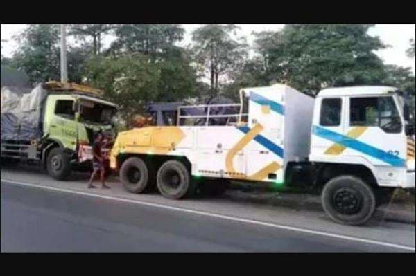 Kecelakaan Beruntun 7 Kendaraan di Arjawinangun Cirebon, 2 Pekerja PLN Tewas Kecelakaan Beruntun 7 Kendaraan di Arjawinangun Cirebon, 2 Pekerja PLN Tewas