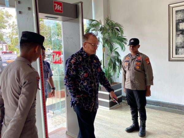 Polisi Jaga Ketat Rakornas 2025 di Mamuju, Peserta Wajib Lalui Pemeriksaan Polisi Jaga Ketat Rakornas 2025 di Mamuju, Peserta Wajib Lalui Pemeriksaan