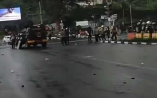 Demo di Semarang Ricuh, Massa Bakar Mobil dan Pos Satpam di Belakang Kantor Gubernur Jateng Demo di Semarang Ricuh, Massa Bakar Mobil dan Pos Satpam di Belakang Kantor Gubernur Jateng