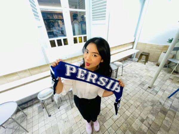 Bobotoh Cantik Divannia Mosvita Percaya Diri Persib Bandung Hajar Persebaya Surabaya 1-0! Bobotoh Cantik Divannia Mosvita Percaya Diri Persib Bandung Hajar Persebaya Surabaya 1-0!